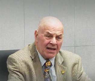 拜仁官方合影中奥利塞表情低落，阴沉面容引人关注
