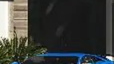 刘诗诗杨幂重归于好，剧组同框亲密搂肩